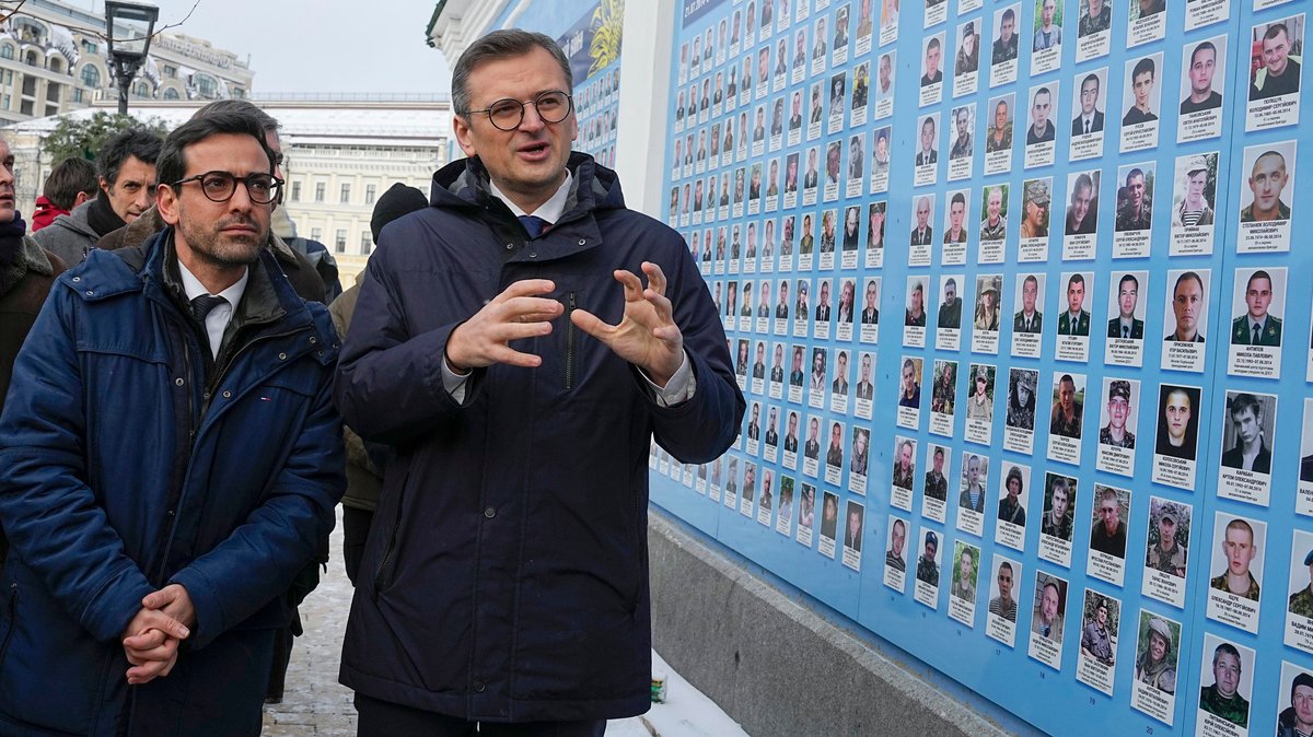13.01.2024, Ukraine, Kiew: Dmytro Kuleba (r), Außenminister der Ukraine, und Stephane Sejourne, neu ernannter Außenminister von Frankreich