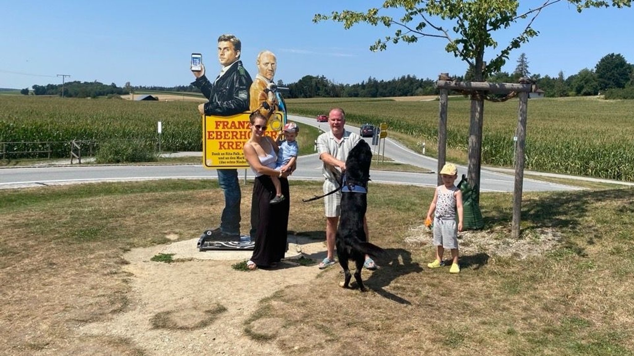 Eine Familie besucht den berühmten Kreisel bei Frontenhausen. 
