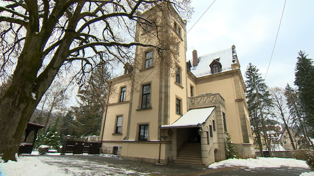 Ein Schullandheim im Schnee.