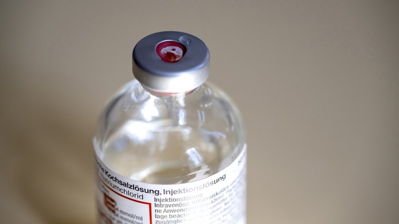 Symbolbild: Eine Flasche Kochsalzlösung oder Natriumchlorid (NaCl) | Bild: picture alliance/dpa | Pia Bayer Symbolbild: Eine Flasche Kochsalzlösung oder Natriumchlorid (NaCl)