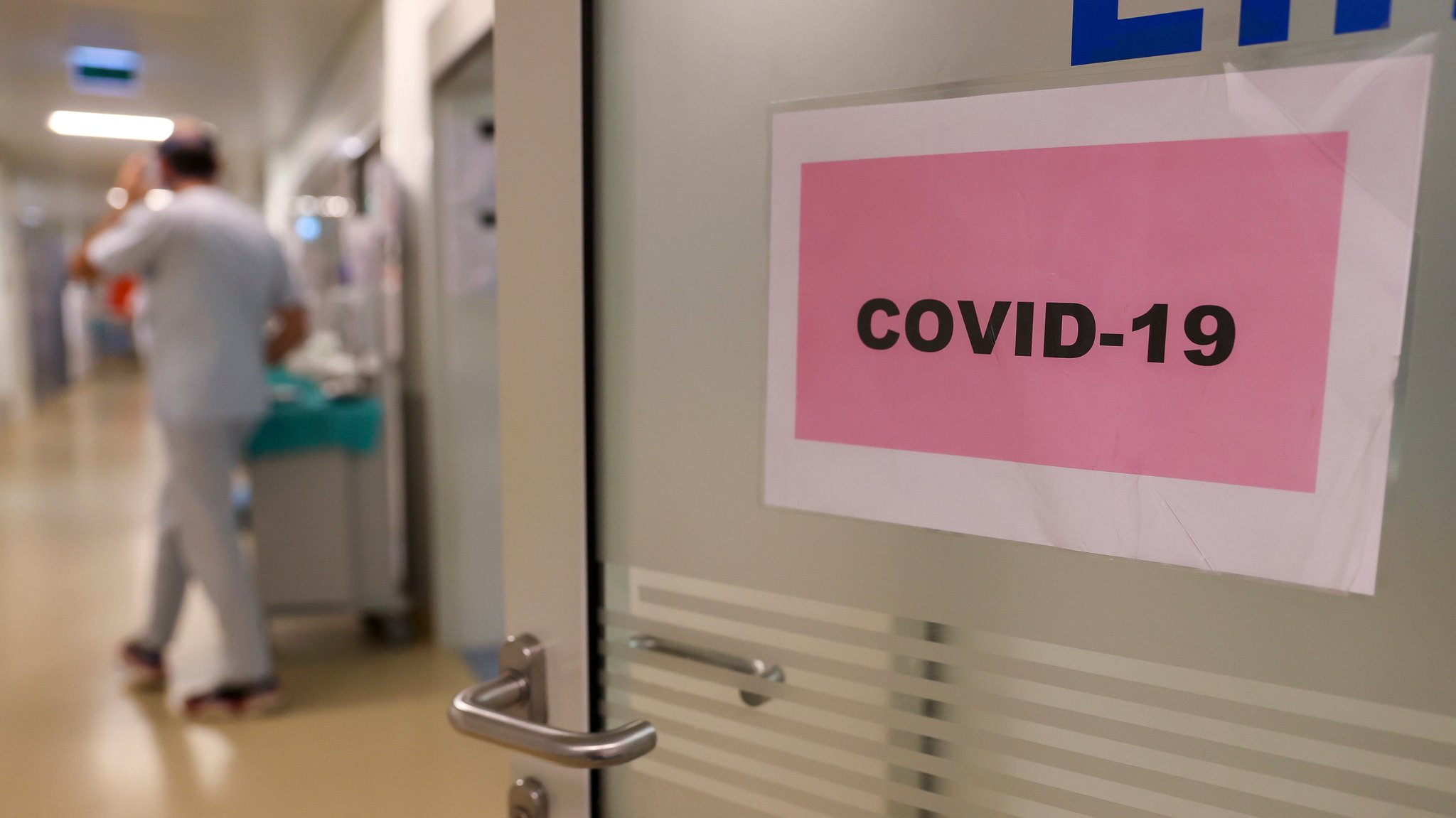 Tür mit einem Schild "Covid19" - Eingang zu einer Intensivstation