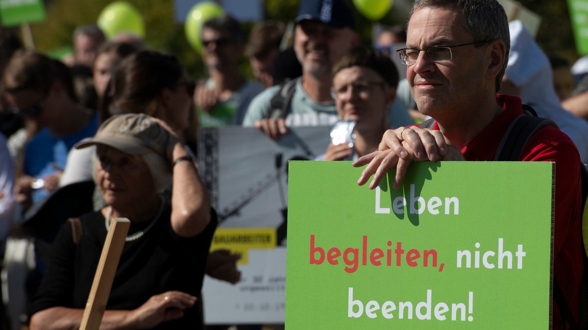 16.09.2023, Berlin: Teilnehmer an der Demonstration "Marsch für das Leben" stehen am Brandenburger Tor. 