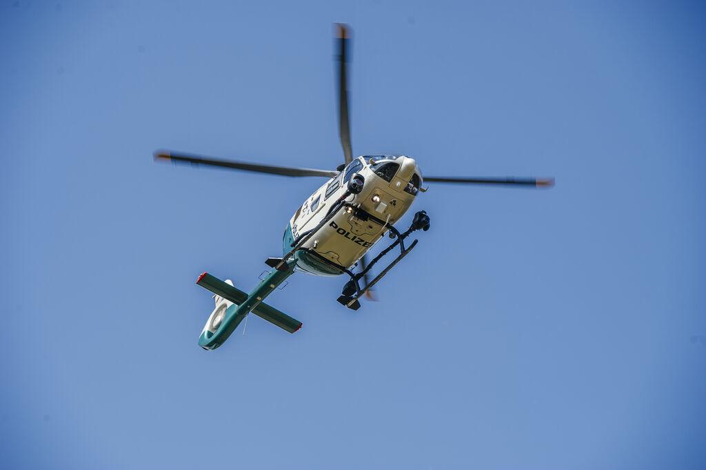 Ein Polizeihubschrauber in der Luft.