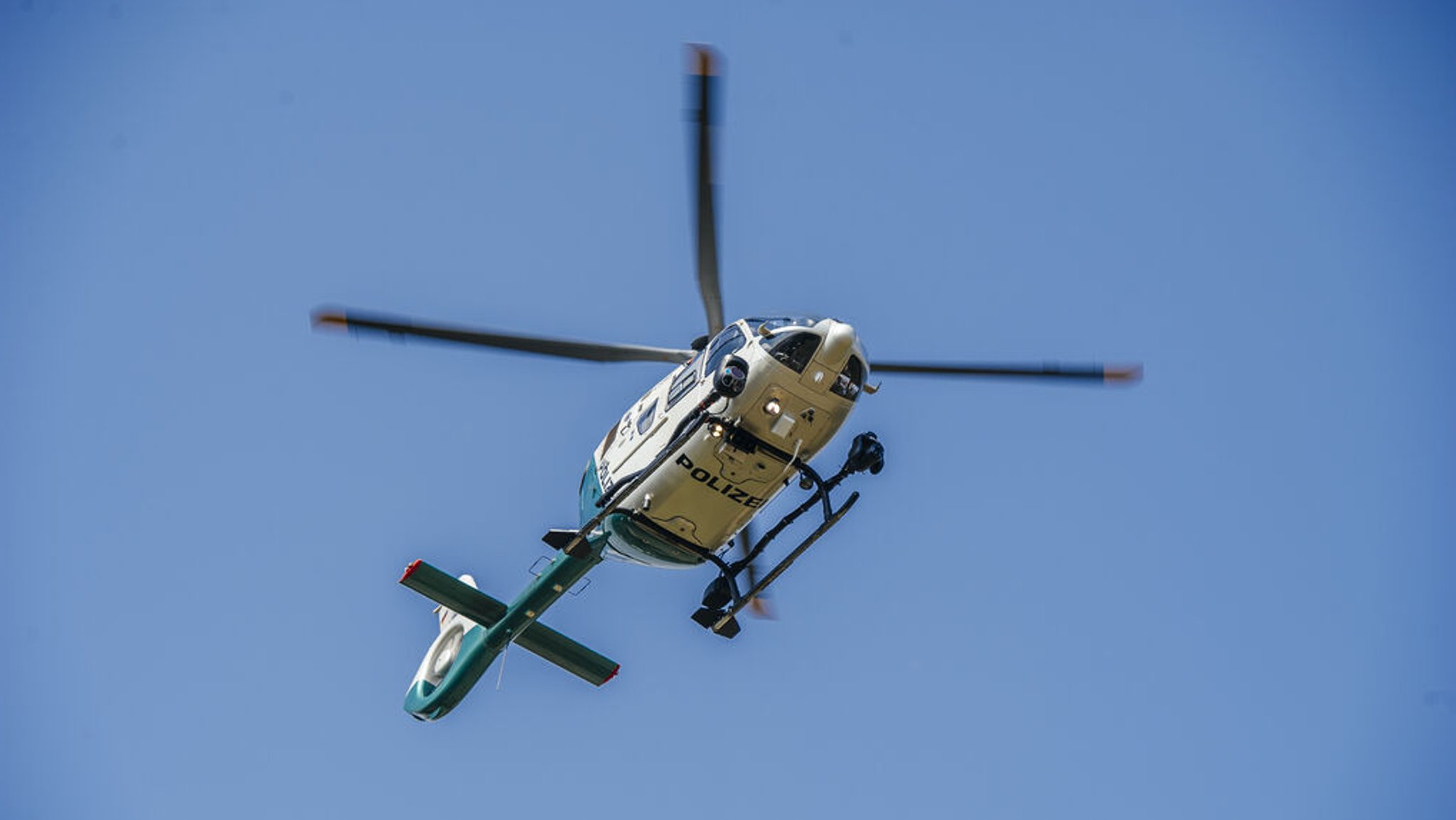 Ein Polizeihubschrauber in der Luft.