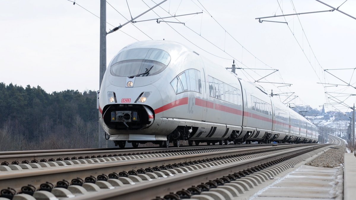 Unbekannte legen große Steine aufs Gleis: ICE beschädigt