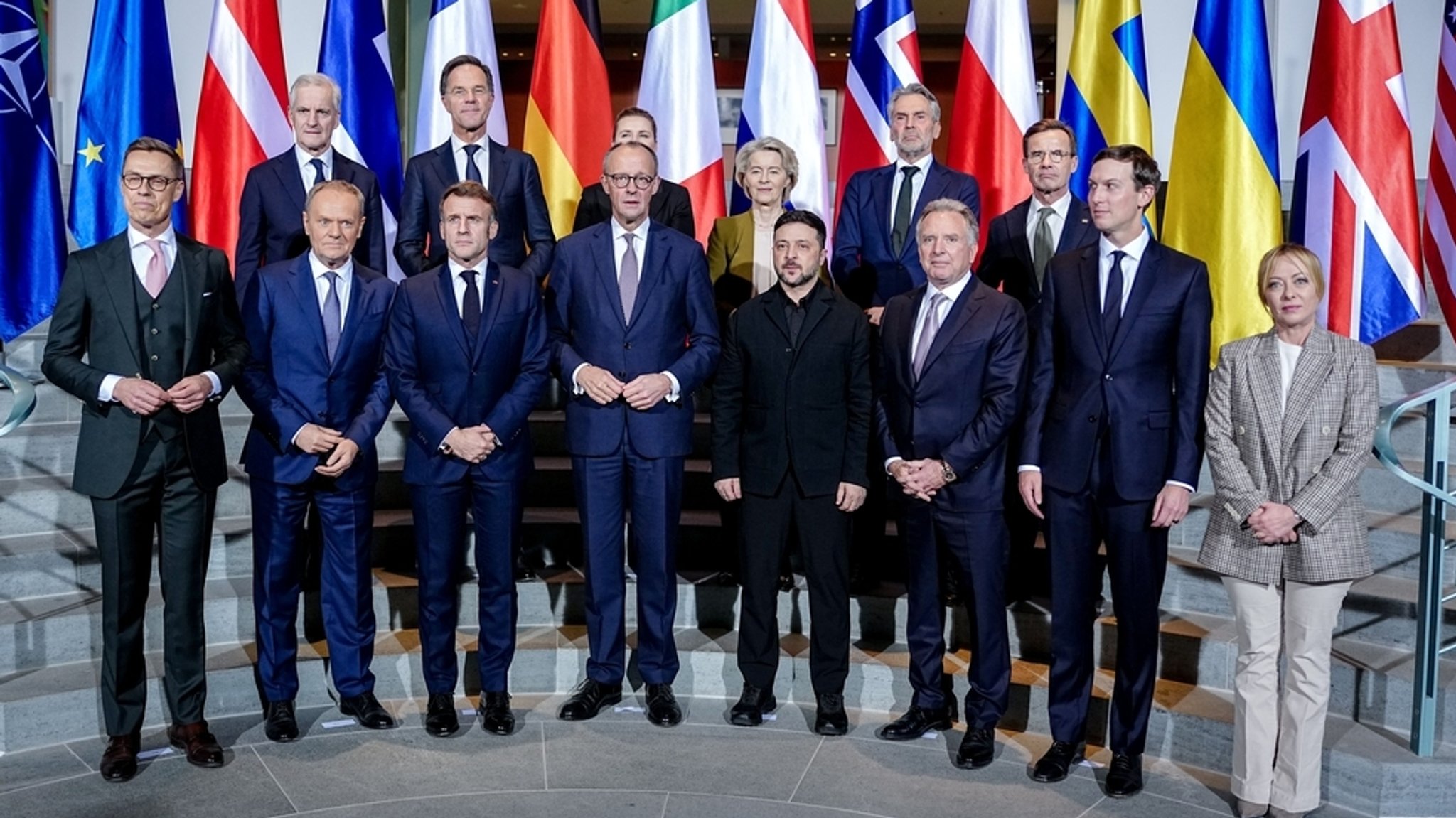 15.12.2025, Berlin: Alexander Stubb (vorne l-r), Präsident von Finnland, Donald Tusk, Ministerpräsident von Polen, Frankreichs Präsident Emmanuel Macron, Bundeskanzler Friedrich Merz (CDU), Wolodymyr Selenskyj, Präsident der Ukraine, Steve Witkoff, Sondergesandter der Vereinigten Staaten, Jared Kushner, Unternehmer und Ehemaliger Chefberater des Präsidenten der Vereinigten Staaten, und Giorgia Meloni, Ministerpräsidentin von Italien, sowie Gahr Støre (hinten l-r), Ministerpräsident von Norwegen, Mark Rutte, Generalsekretär der Nato, Mette Frederiksen, Ministerpräsidentin von Dänemark, Ursula von der Leyen, Präsidentin der Europäischen Kommission, Dick Schoof, Ministerpräsident der Niederlande, und Ulf Kristersson, Ministerpräsident von Schweden, stehen zu Beginn des Ukraine-Gipfels im Bundeskanzleramt für ein Gruppenfoto zusammen. In Berlin finden Beratungen zu einem möglichen Frieden in der Ukraine statt.
