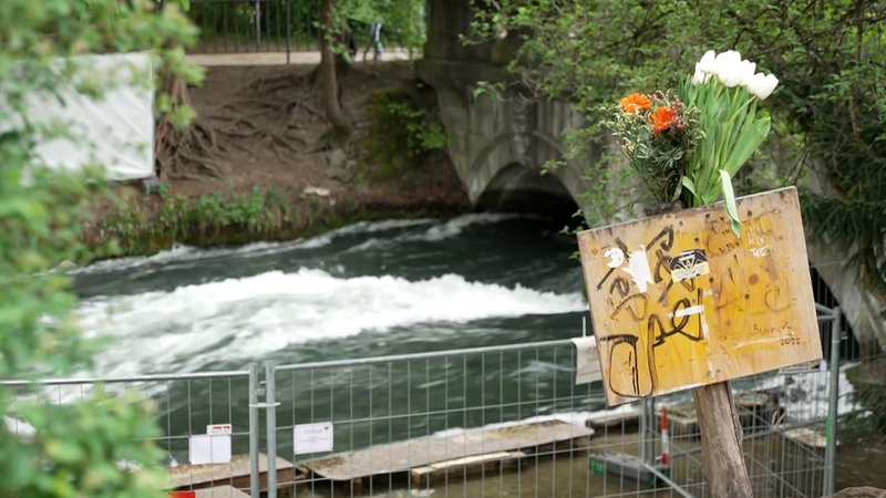 Trauer um die verstorbene Surferin. | Bild: BR Trauer um die verstorbene Surferin.