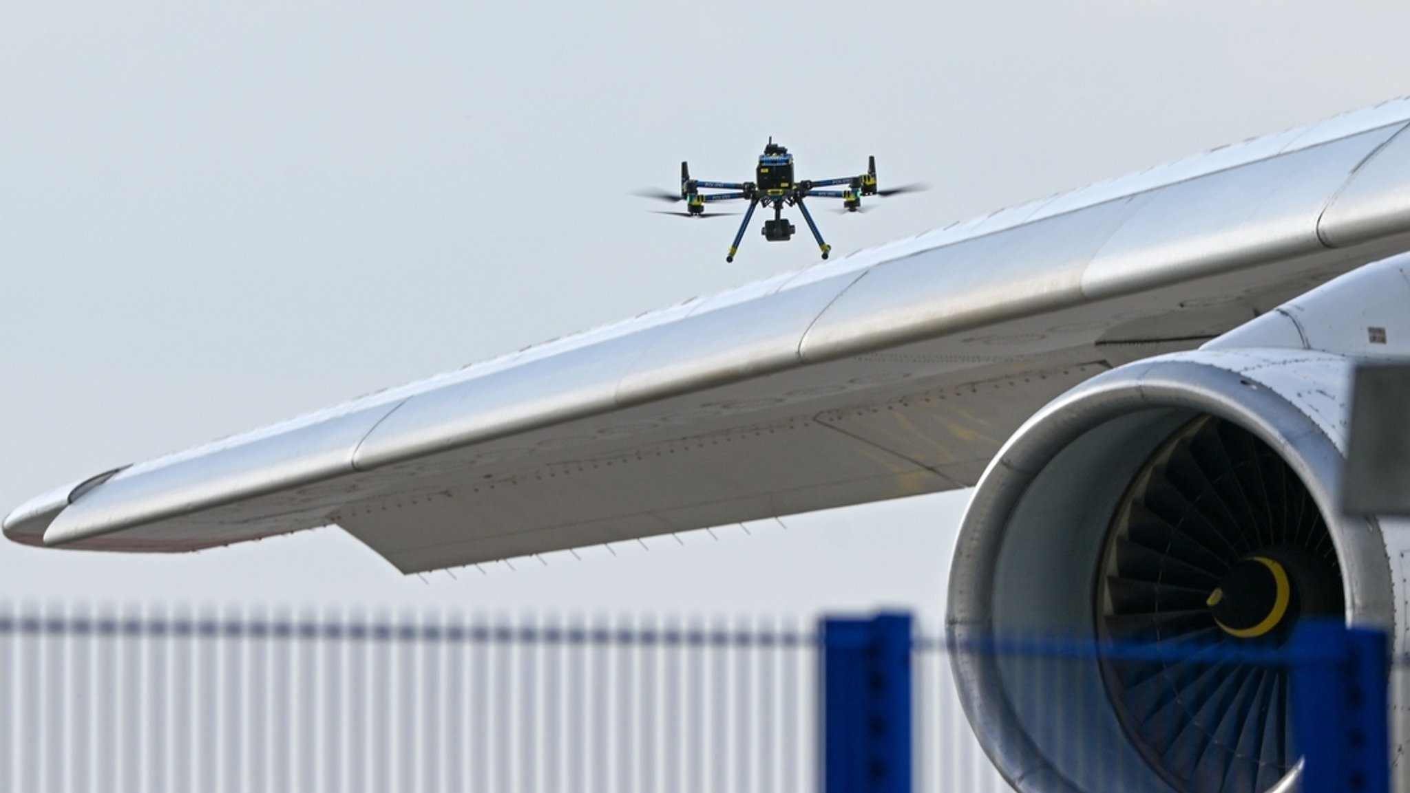 ARCHIV - 05.08.2026, Sachsen, Schkeuditz: Eine Drohne der Polizei ist über einer Flugzeugtragfläche zu sehen. 