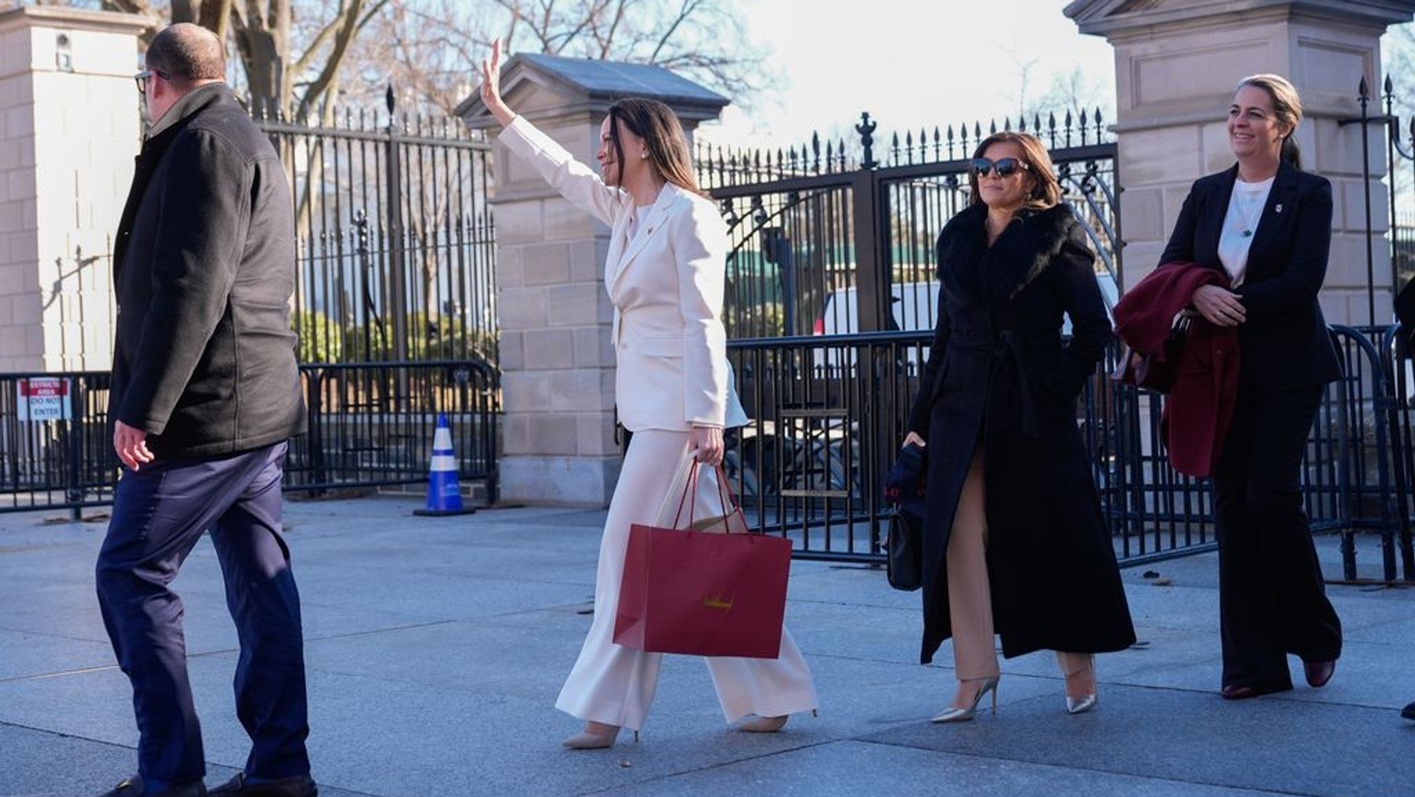 dpatopbilder - 15.01.2026, USA, Washington: Die venezolanische Oppositionsführerin María Corina Machado winkt Anhängern auf der Pennsylvania Avenue zu, als sie das Weiße Haus nach einem Treffen mit US-Präsident Trum in Washington verlässt. Foto: Pablo Martinez Monsivais/AP/dpa +++ dpa-Bildfunk +++ | Bild: dpa-Bildfunk/Pablo Martinez Monsivais dpatopbilder - 15.01.2026, USA, Washington: Die venezolanische Oppositionsführerin María Corina Machado winkt Anhängern auf der Pennsylvania Avenue zu, als sie das Weiße Haus nach einem Treffen mit US-Präsident Trum in Washington verlässt. Foto: Pablo Martinez Monsivais/AP/dpa +++ dpa-Bildfunk +++