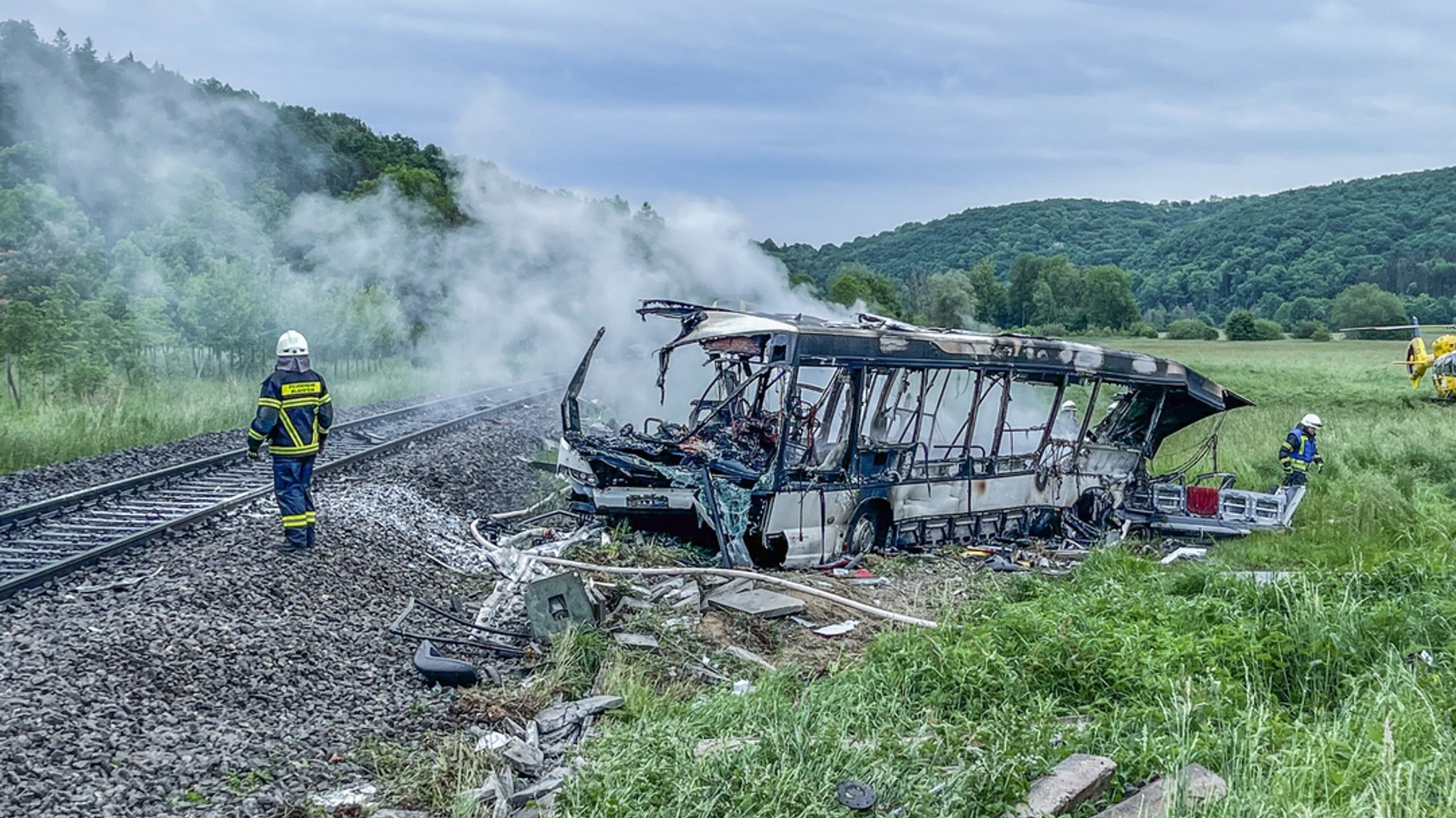 Zug rast in Bus: Mehrere Verletzte bei schwerem Unfall nahe Ulm