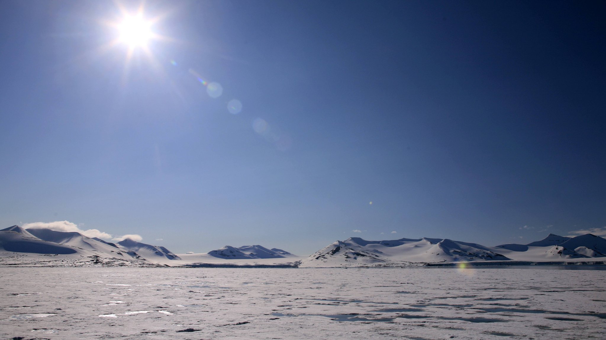 Die Sonne scheint über Spitzbergen.