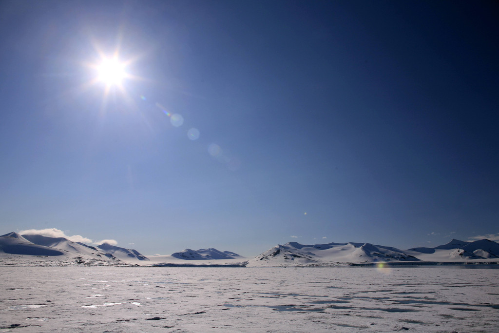 Die Sonne scheint über Spitzbergen.