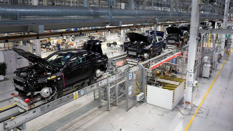 Autos stehen in einem BMW-Werk in Mexiko auf einem Fließband. | Bild: picture alliance / Sipa USA | Benedicte Desrus Autos stehen in einem BMW-Werk in Mexiko auf einem Fließband.