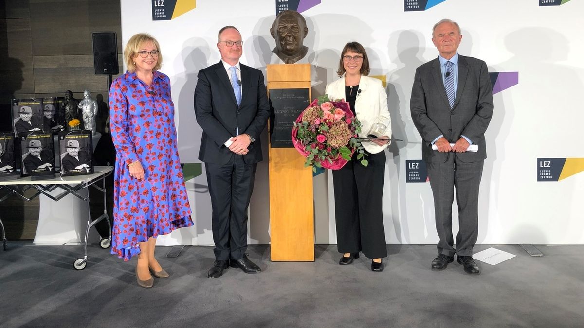 Die Finanzwissenschaftlerin Désirée I. Christofzik (zweite von rechts) ist mit dem diesjährigen Ludwig-Erhard-Preis ausgezeichnet worden.