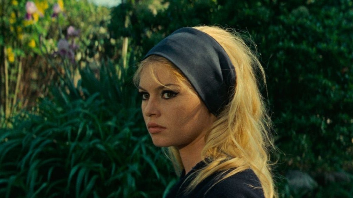 Blonde Frau mit Stirnband in einem üppigen Garten: Brigitte Bardot in "Die Verachtung" 