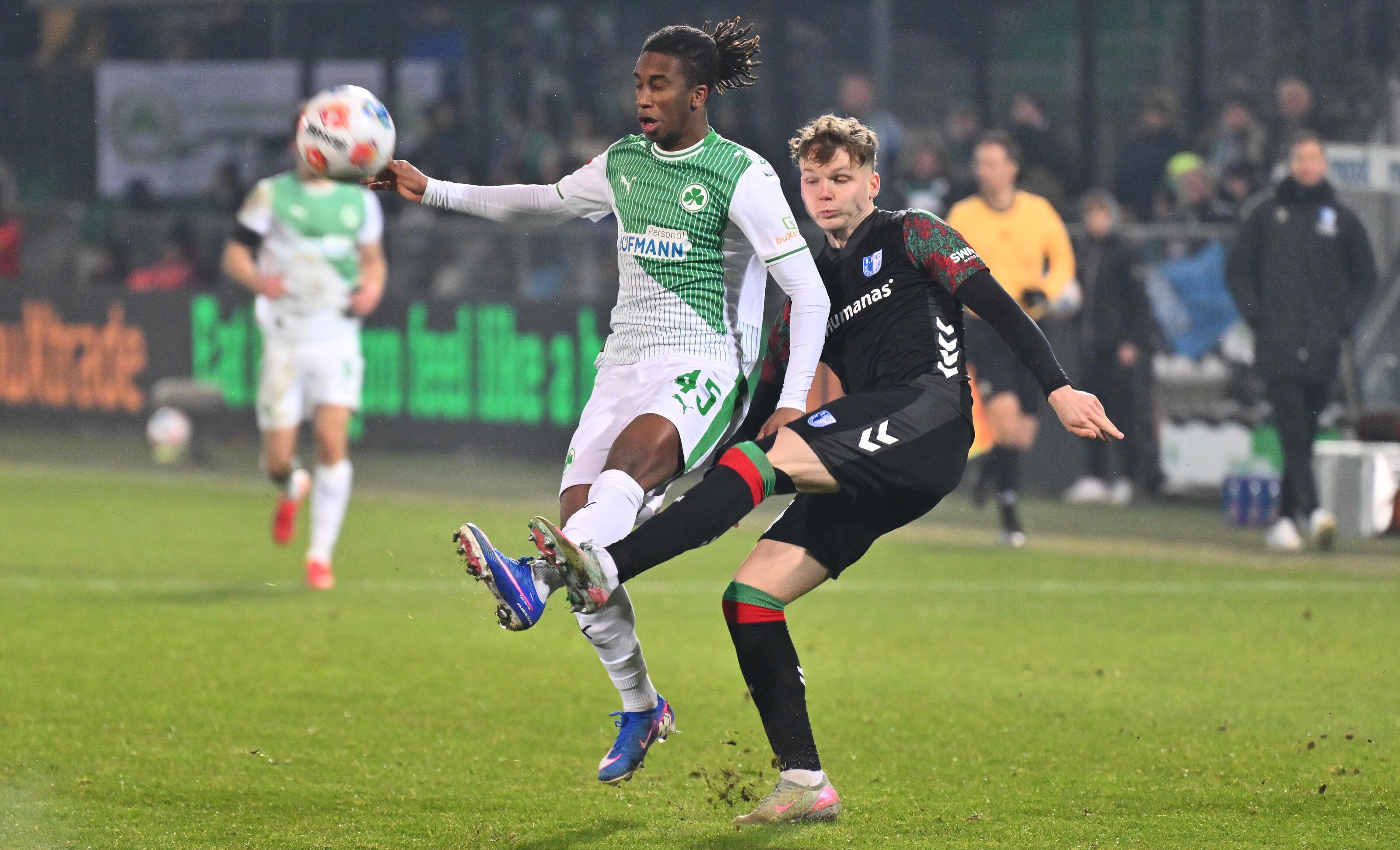 Keyan Varela (Fürth) im Zweikampf mit Philipp Hercher (FCM)