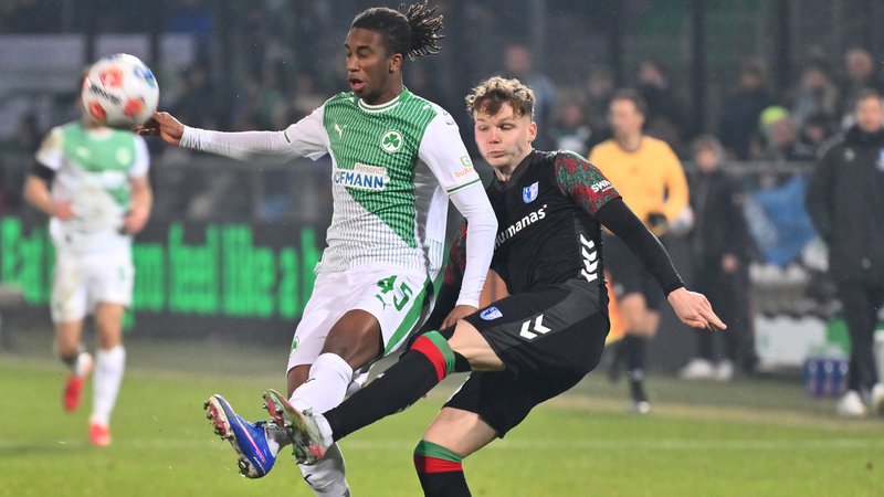 Keyan Varela (Fürth) im Zweikampf mit Philipp Hercher (FCM) | Bild: picture alliance / Sportfoto Zink / Wolfgang Zink Keyan Varela (Fürth) im Zweikampf mit Philipp Hercher (FCM)