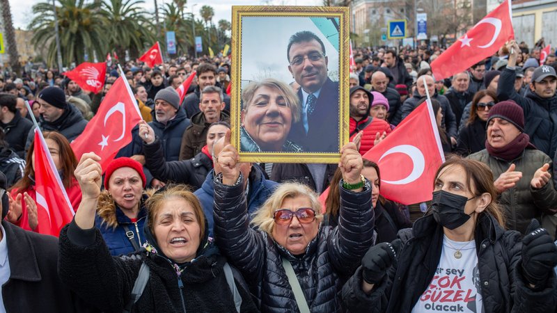 Wütende Demonstranten in Istanbul halten türkische Flaggen und ein Bild des festgenommenen Politikers Ekrem Imamoglu hoch. | Bild: picture alliance / ZUMAPRESS.com | Tolga Ildun Wütende Demonstranten in Istanbul halten türkische Flaggen und ein Bild des festgenommenen Politikers Ekrem Imamoglu hoch.