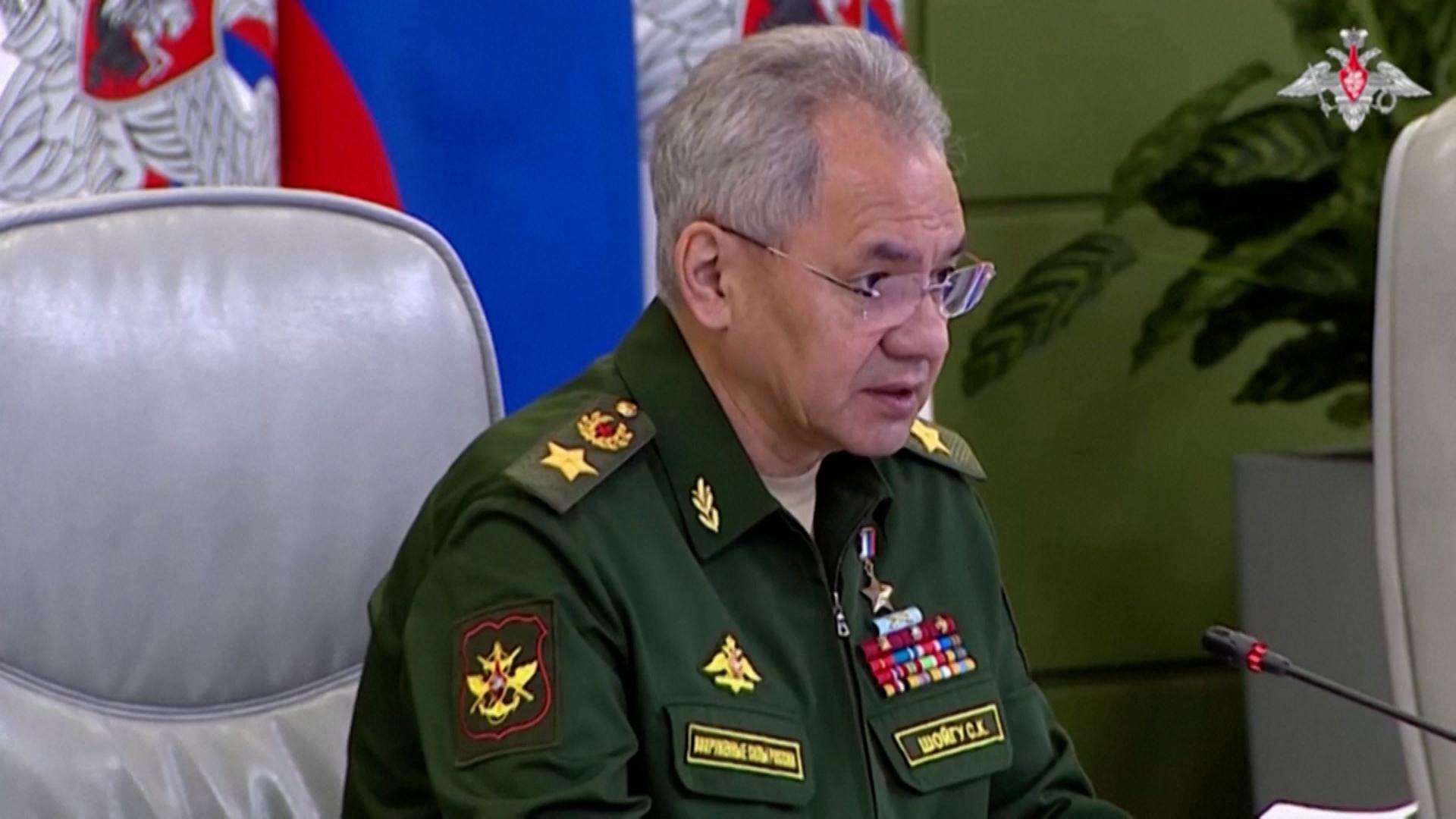 Mitten im Krieg gegen die Ukraine ersetzt der wiedergewählte russische Präsident Wladimir Putin seinen Verteidigungsminister überraschend durch einen Wirtschaftsexperten. Amtsinhaber Sergej Schoigu werde Sekretär des nationalen Sicherheitsrats und als Minister von dem Zivilisten Andrej Beloussow abgelöst. 