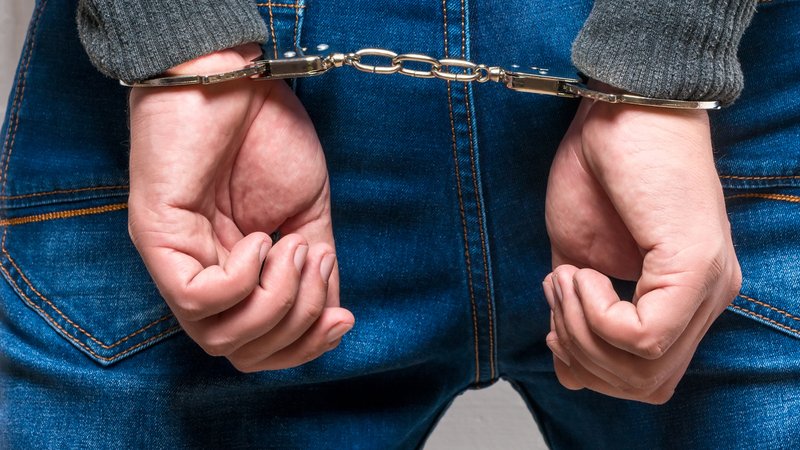 Mann in Handschellen (Symbolbild) | Bild: colourbox.com Mann in Handschellen (Symbolbild)