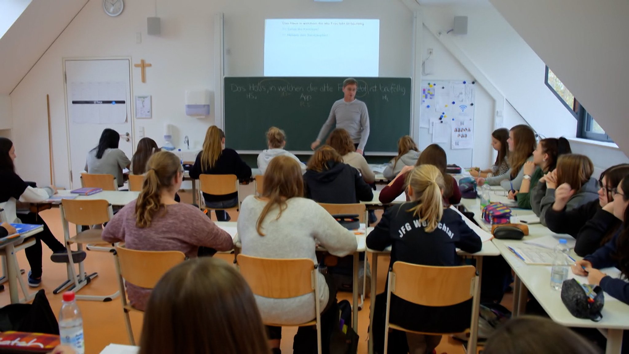 Blick in ein Klassenzimmer. | Bild: Bayerischer Rundfunk 2025 Blick in ein Klassenzimmer.