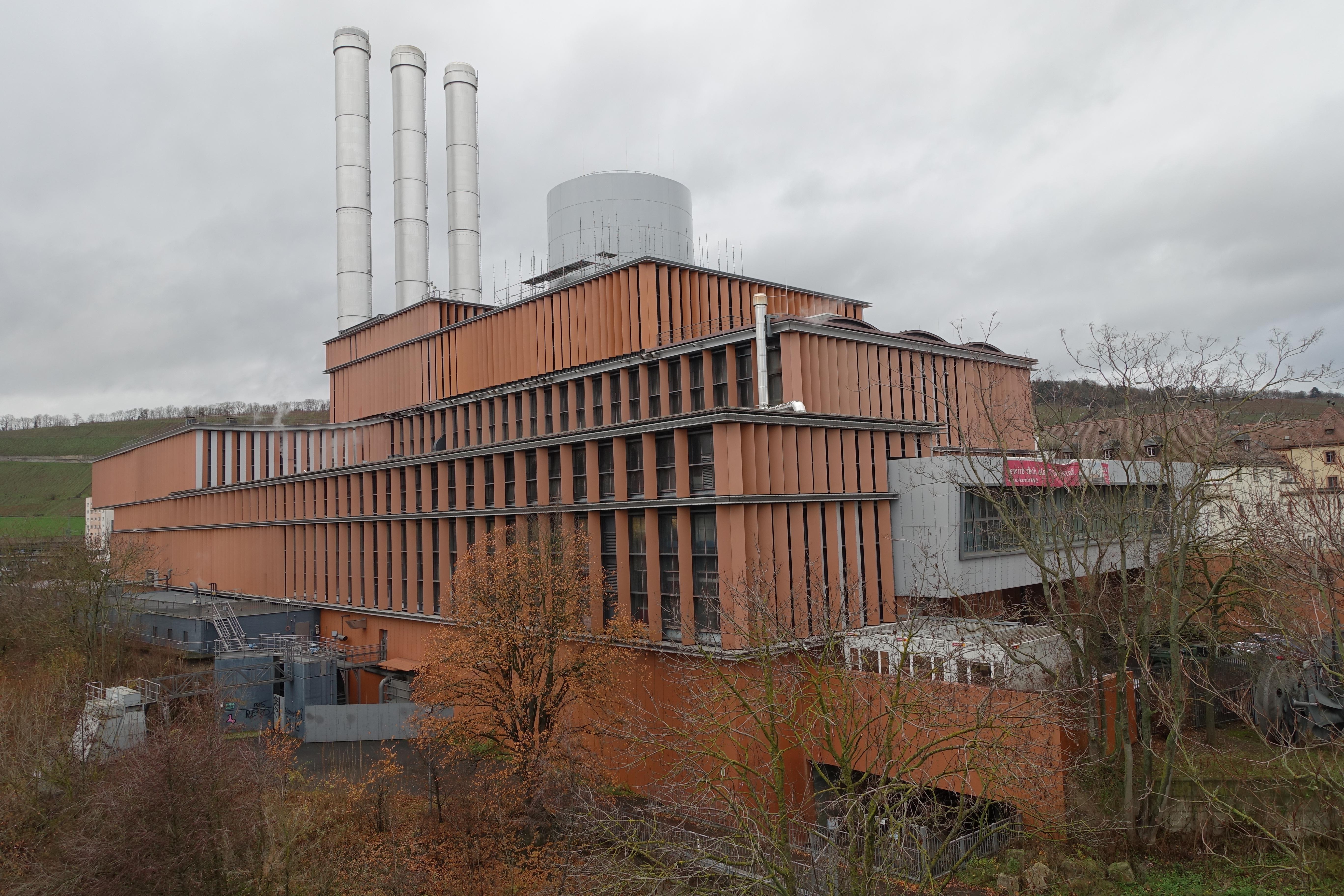 Das Heizkraftwerk am Alten Hafen in Würzburg feiert dieses Jahr seinen 70. Geburtstag.