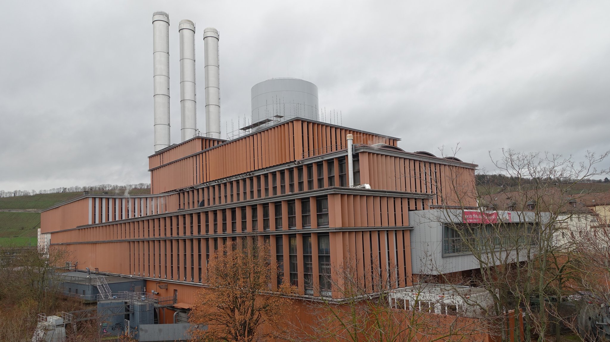 Das Heizkraftwerk am Alten Hafen in Würzburg feiert dieses Jahr seinen 70. Geburtstag.