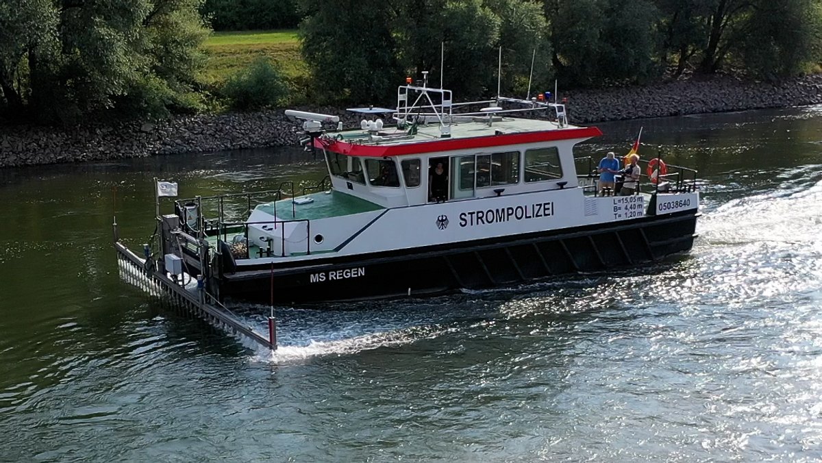 Ein Schiff der Strompolizei misst per Echolot den Pegel auf der Donau.