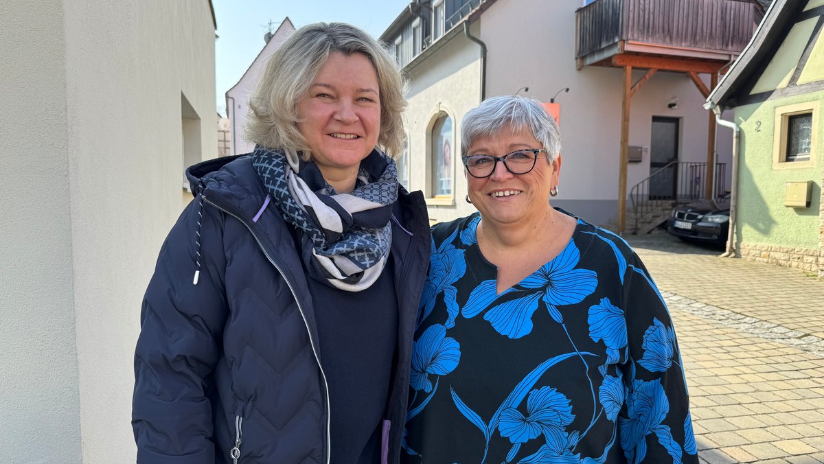 Links die neue Bürgermeisterin von Tauberrettersheim Heike Wagner, rechts Amtsinhaberin Katharina Fries.