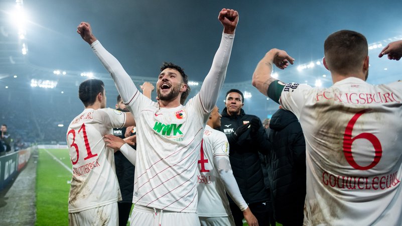 Maximilian Bauer jubelt vor der richtigen Kurve | Bild: picture-alliance/dpa Maximilian Bauer jubelt vor der richtigen Kurve