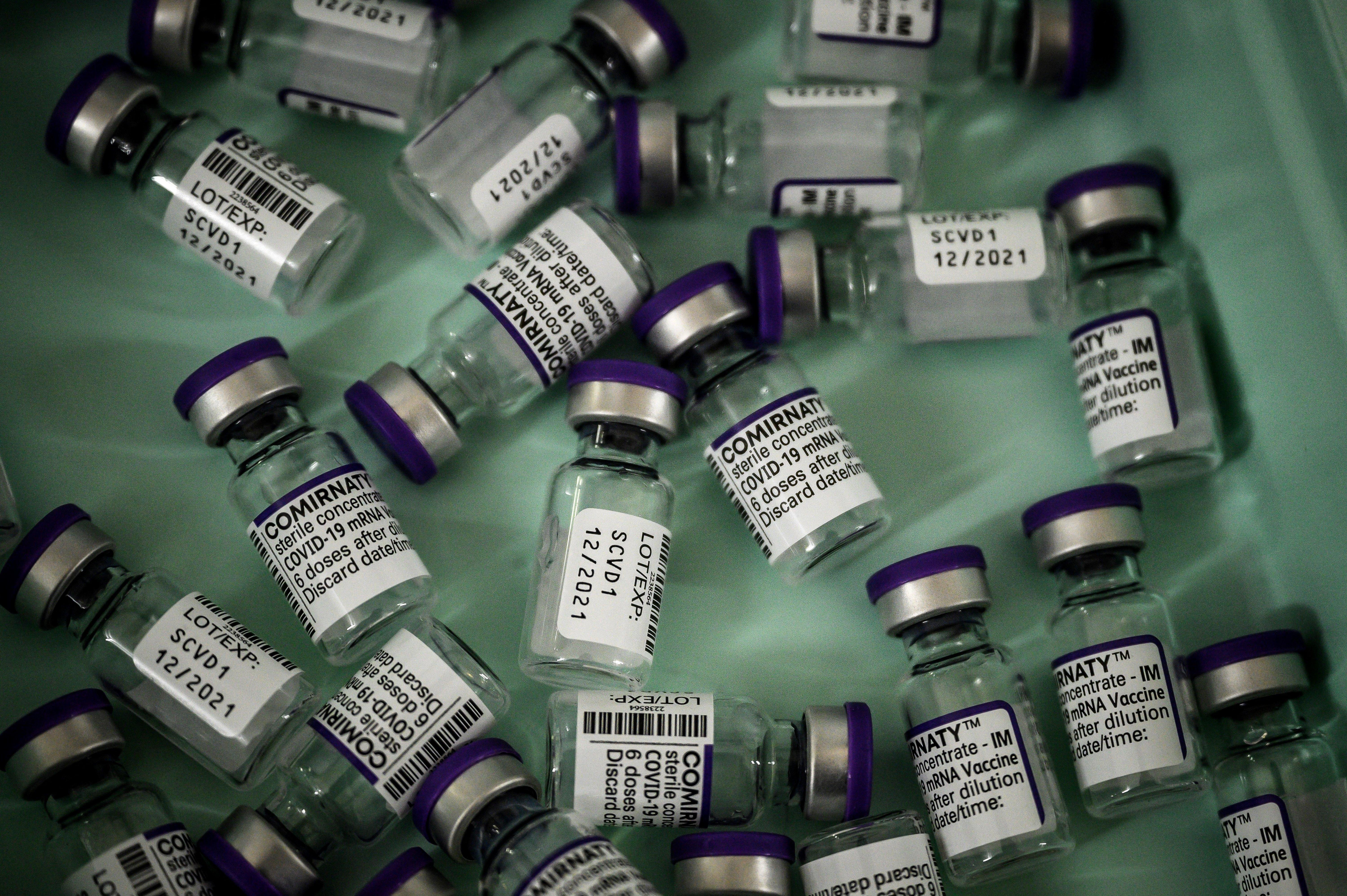 Leere Comirnaty-Impfstofffläschen.