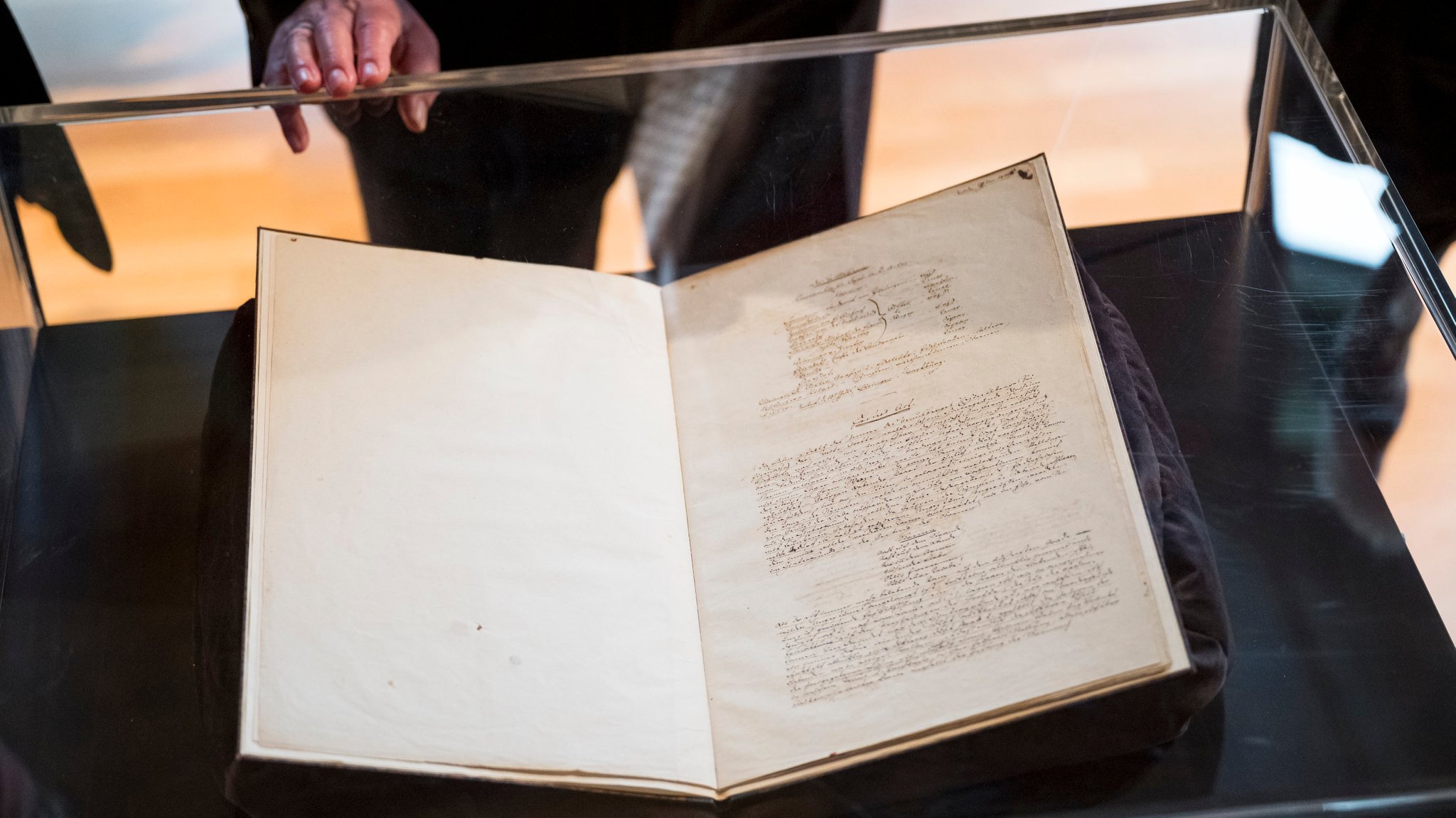 Richard Wagners Erstschrift des Librettos der Oper "Tannhäuser" liegt in einer Vitrine. 