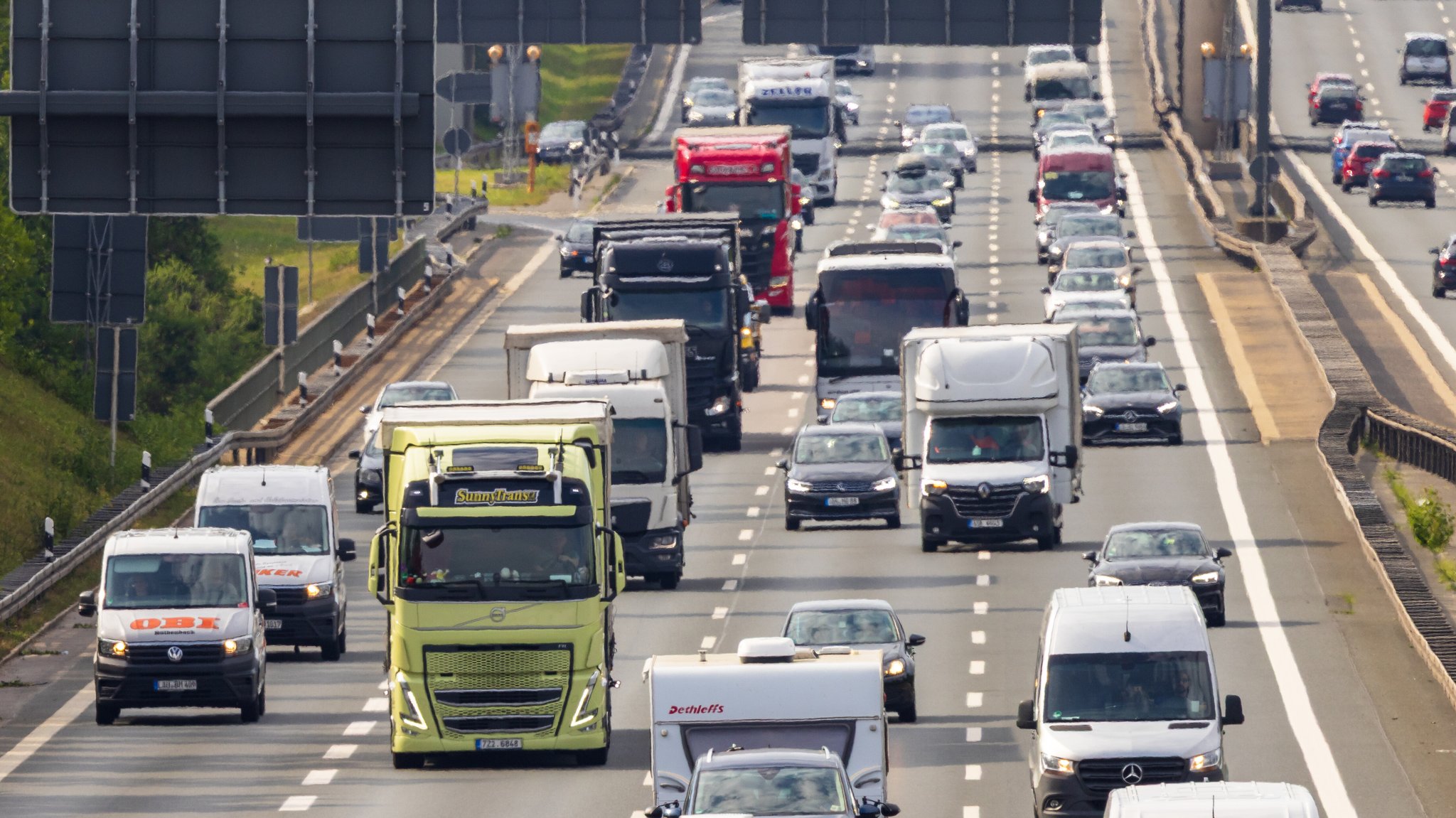 Niedrigwasser: Bayern hebt Sonntagsfahrverbot für Lkw auf