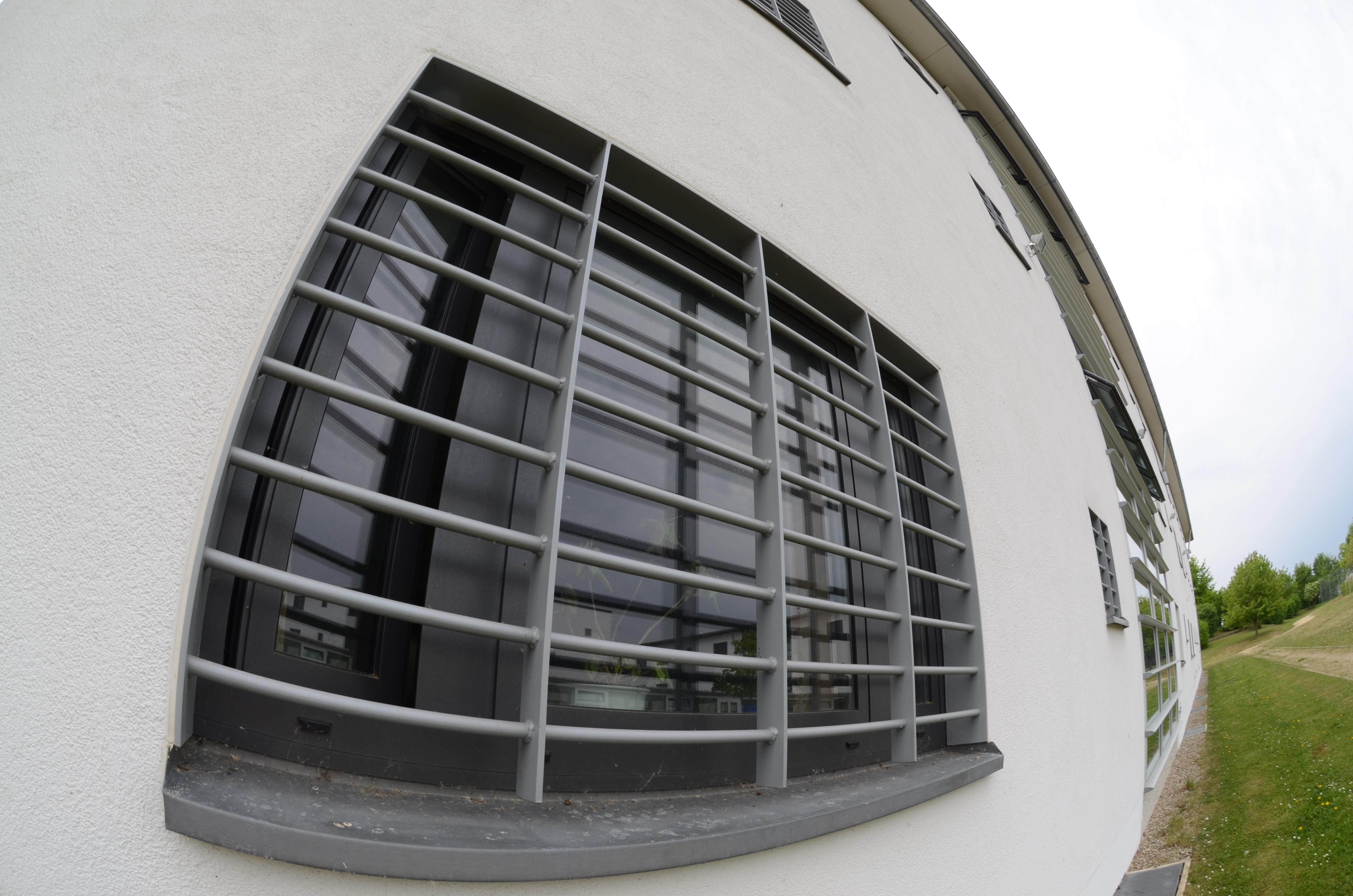 Symbolbild: Vergittertes Fenster in der Forensisch-Psychiatrischen Klinik in Straubing