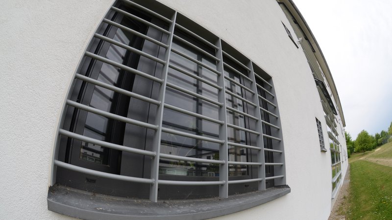 Symbolbild: Vergittertes Fenster in der Forensisch-Psychiatrischen Klinik in Straubing | Bild: picture alliance / Armin Weigel Symbolbild: Vergittertes Fenster in der Forensisch-Psychiatrischen Klinik in Straubing