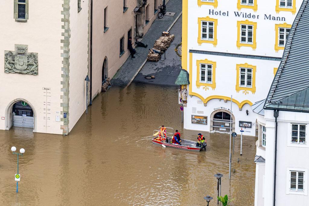 04.06.2024, Bayern, Passau: Teile der Altstadt sind vom Hochwasser der Donau überflutet. In Bayern herrscht nach heftigen Regenfällen vielerorts weiter Land unter.