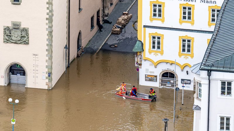 04.06.2024, Bayern, Passau: Teile der Altstadt sind vom Hochwasser der Donau überflutet. In Bayern herrscht nach heftigen Regenfällen vielerorts weiter Land unter. | Bild: dpa-Bildfunk/Armin Weigel 04.06.2024, Bayern, Passau: Teile der Altstadt sind vom Hochwasser der Donau überflutet. In Bayern herrscht nach heftigen Regenfällen vielerorts weiter Land unter.