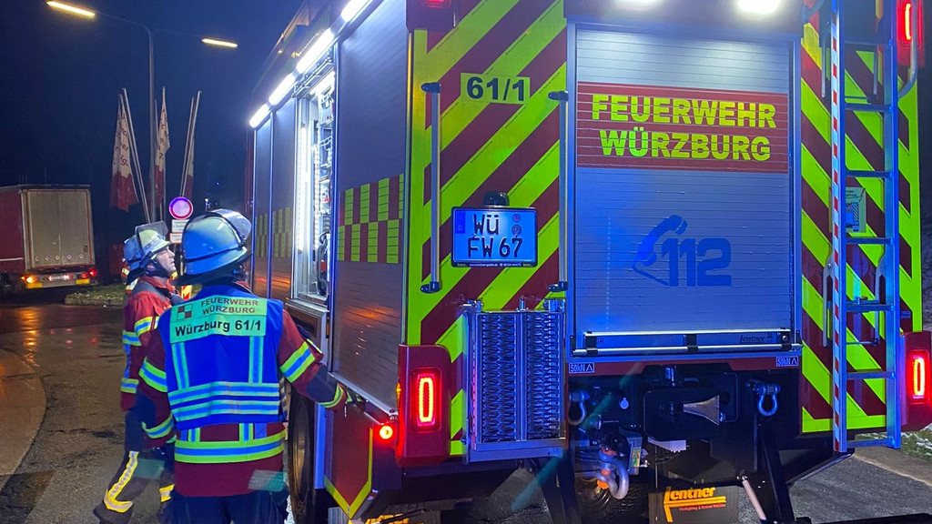 Einsatzkräfte der Feuerwehr Würzburg in den frühen Morgenstunden