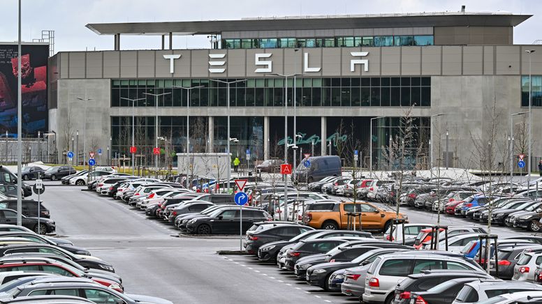 Im brandenburgischen Grünheide gab es eine Bürgerbefragung über die Pläne des Autobauers Tesla zur Erweiterung des Fabrikgeländes. | Bild:dpa-Bildfunk/Patrick Pleul