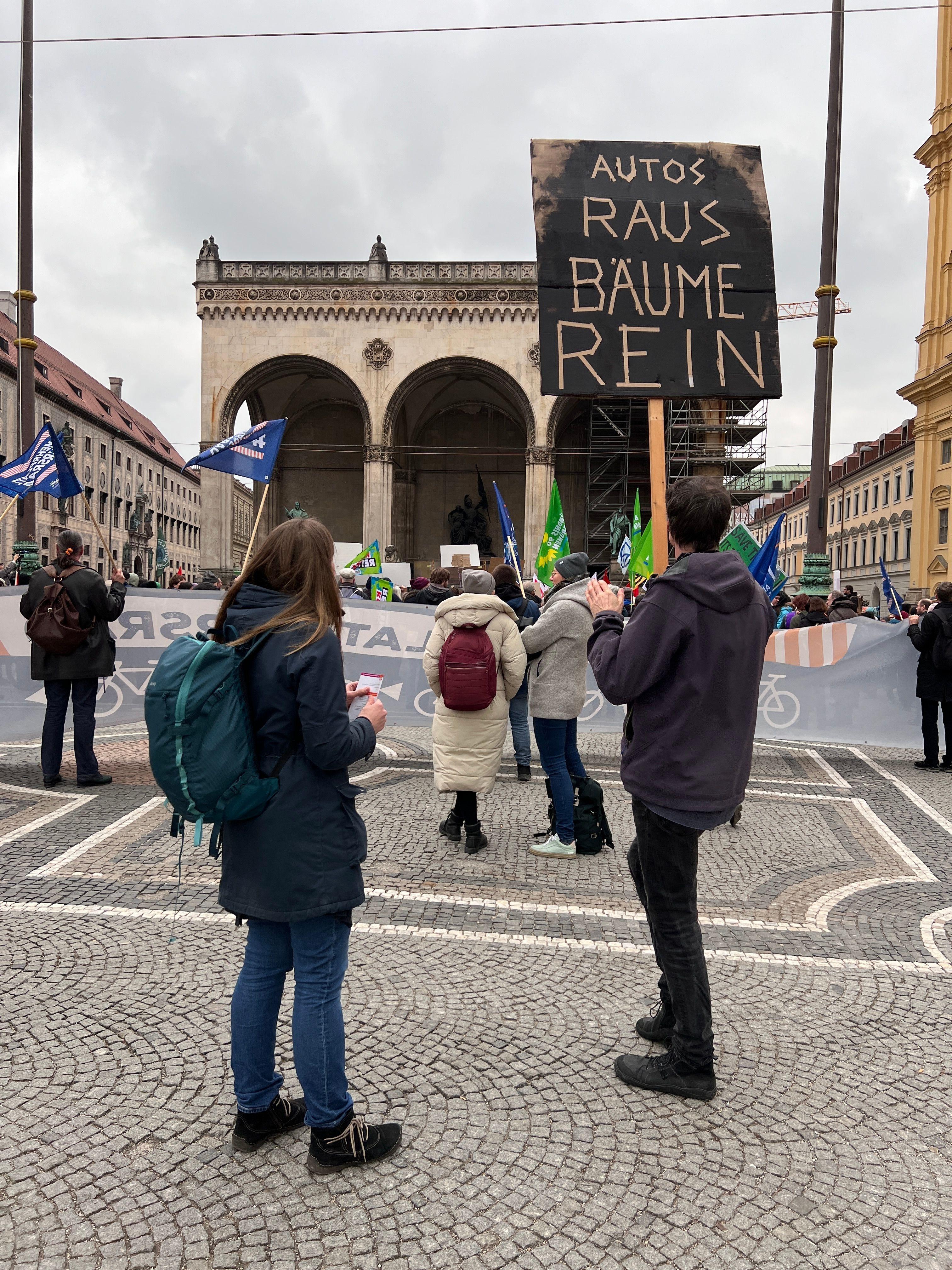 In München forderten die Demonstrantinnen und Demonstranten eine Verkehrswende: weniger Geld für den Autoverkehr, mehr Geld für den ÖPNV.