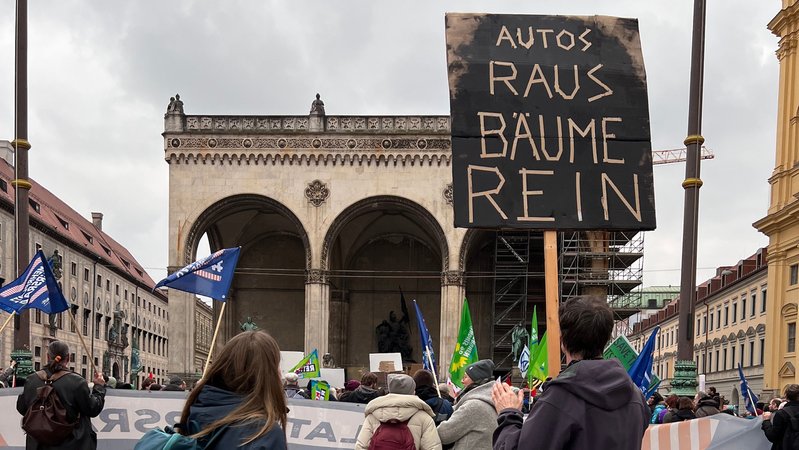 In München forderten die Demonstrantinnen und Demonstranten eine Verkehrswende: weniger Geld für den Autoverkehr, mehr Geld für den ÖPNV.