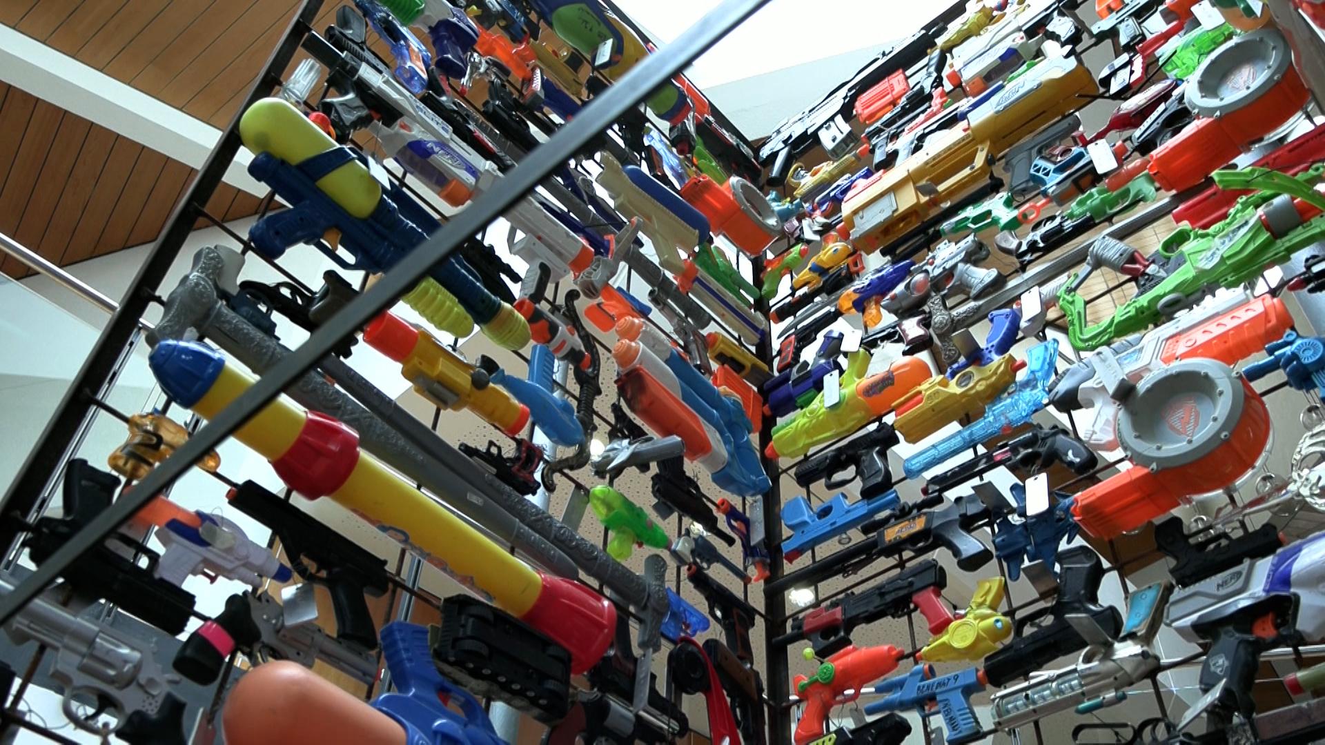 Ein Blick in das innere der Säule aus Spielzeugwaffen, die an das Metallgerüst geschweißt sind.