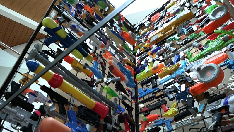 Ein Blick in das innere der Säule aus Spielzeugwaffen, die an das Metallgerüst geschweißt sind. | Bild: Ludwig Knoll/BR Ein Blick in das innere der Säule aus Spielzeugwaffen, die an das Metallgerüst geschweißt sind.