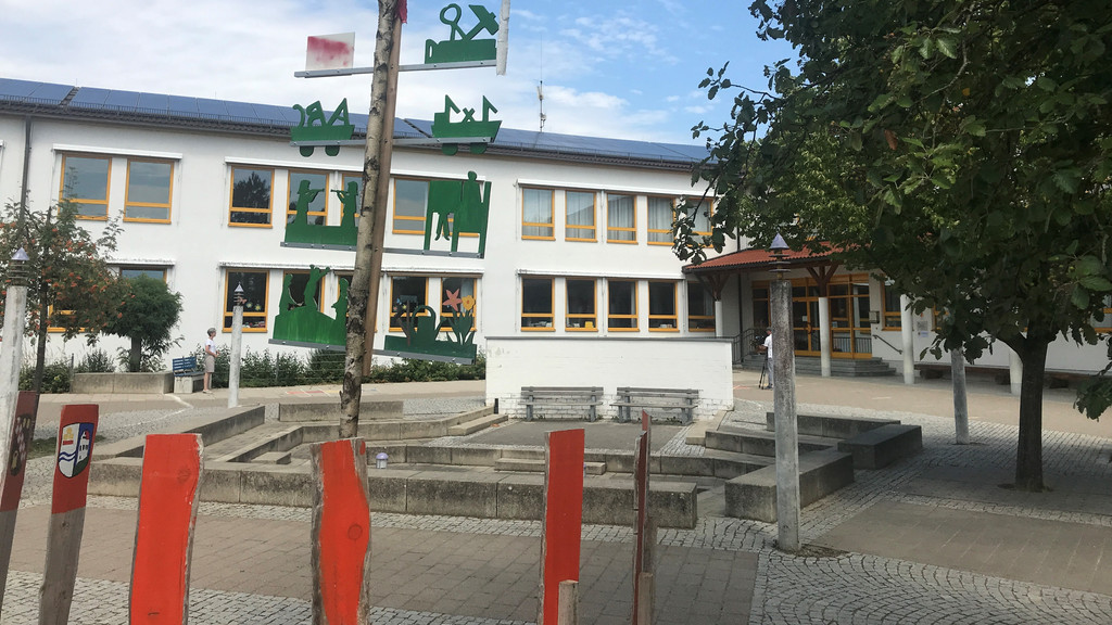 Die Grundschule Altenmünster mit Pausenhof