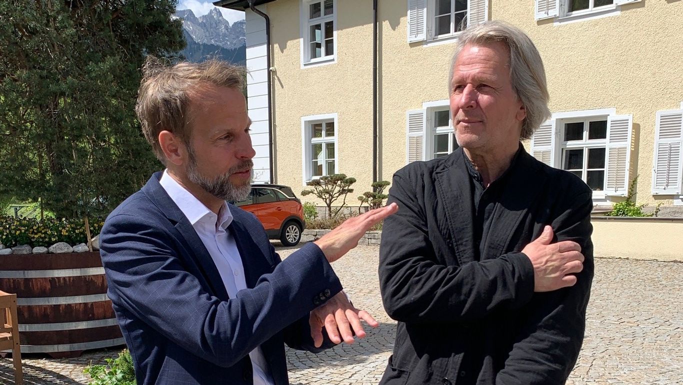 Der stellvertretende Sprecher der Bundesregierung und Hotelbesitzer Müller-Elmau im Gespräch