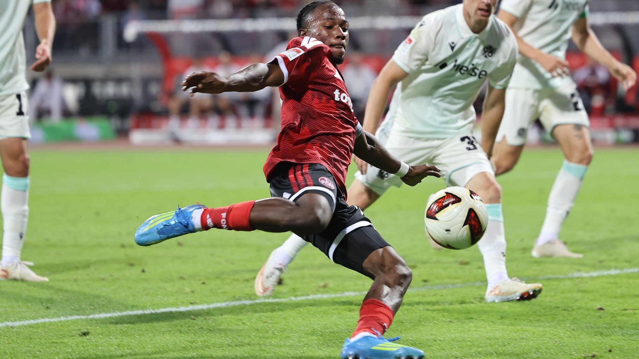 Knapper Sieg gegen Hannover: FCN hüpft an die Tabellenspitze