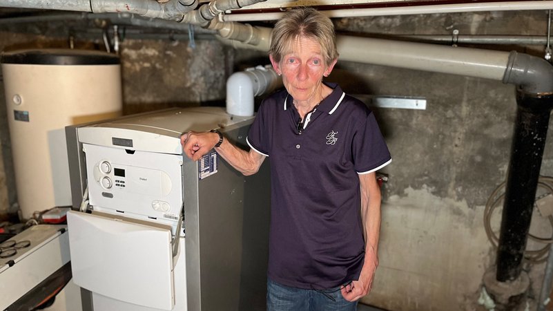 Betroffene Anwohnerin Jutta Kistler in ihrem Heizungskeller | Bild: BR/Andreas Herz Betroffene Anwohnerin Jutta Kistler in ihrem Heizungskeller