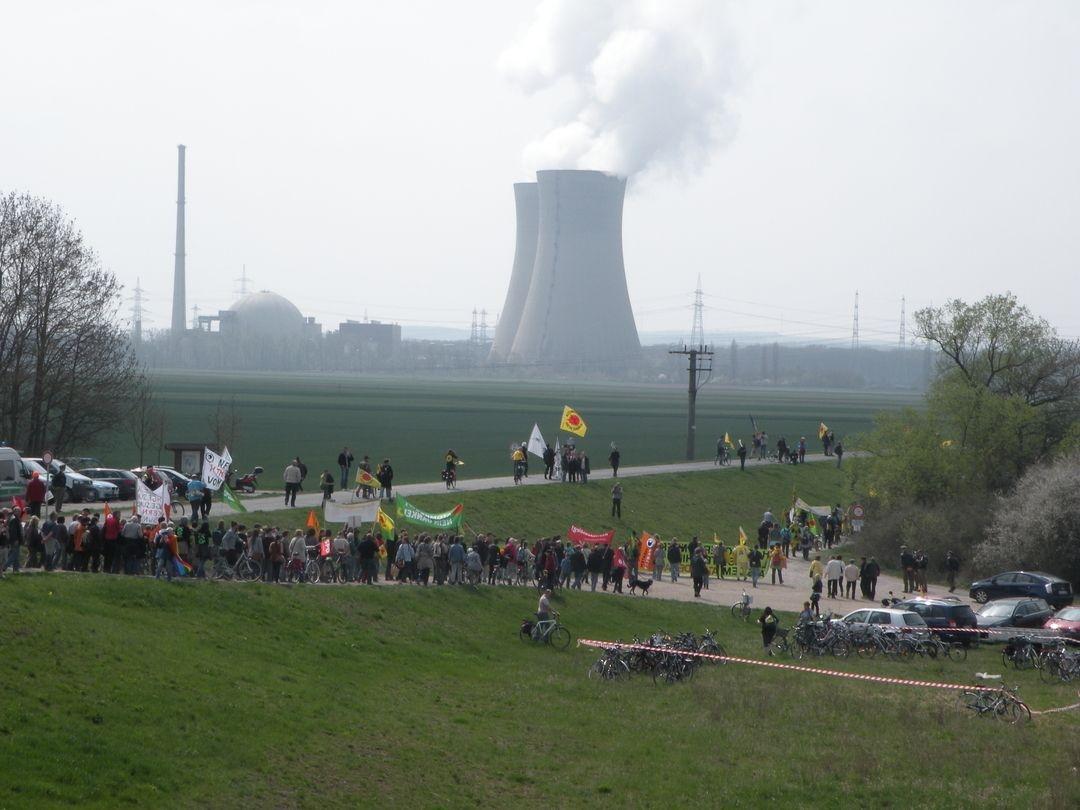Jahrzehnte lang wurde in Grafenrheinfeld gegen Atomkraft demonstriert. Mit dem Abriss der Kühltürme ist der Kampf aber nicht beendet.