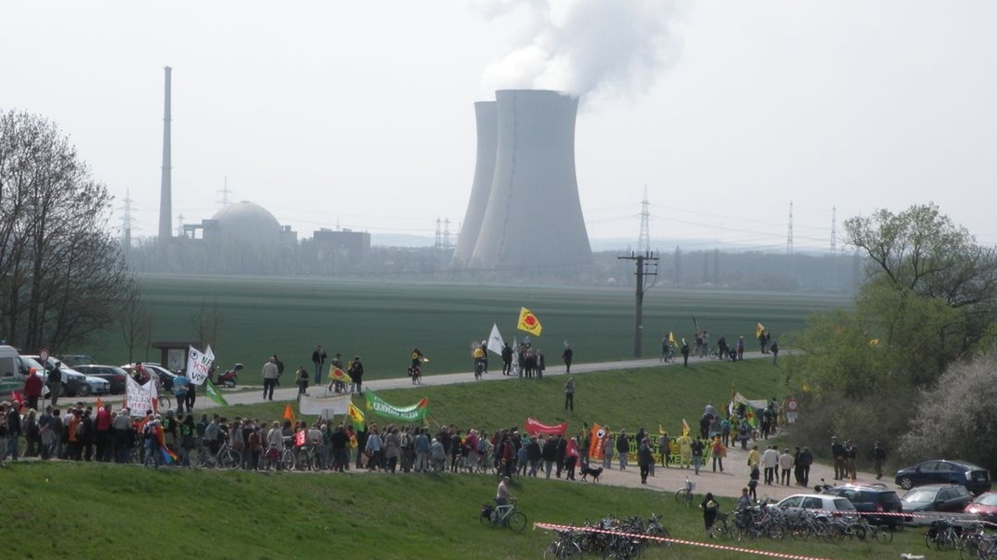 Jahrzehnte lang wurde in Grafenrheinfeld gegen Atomkraft demonstriert. Mit dem Abriss der Kühltürme ist der Kampf aber nicht beendet.