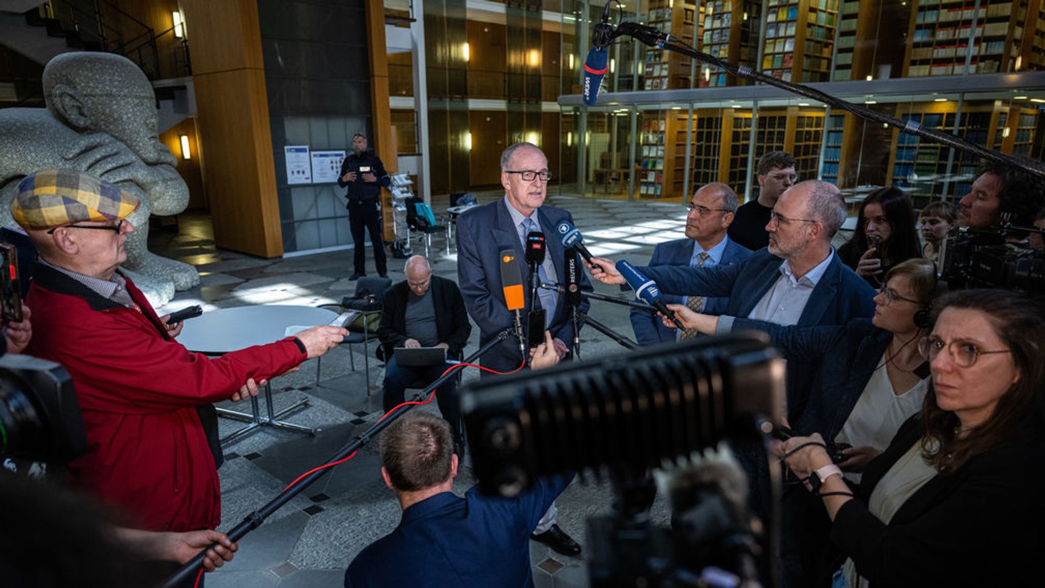 Roman Reusch, Beisitzer im Bundesvorstand der AfD, und Peter Boehringer (r. daneben), in der Lobby des Oberverwaltungsgerichts in Münster. 